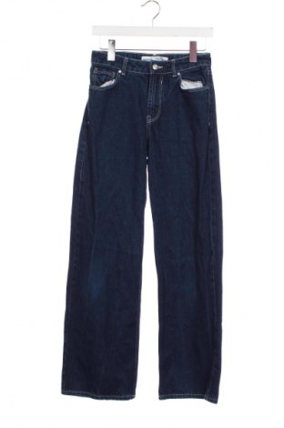 Damskie jeansy Bershka, Rozmiar XS, Kolor Niebieski, Cena 67,00 zł