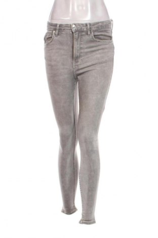 Dámske džínsy  Bershka, Veľkosť S, Farba Sivá, Cena  14,83 €