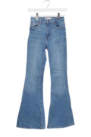 Damskie jeansy Bershka, Rozmiar XS, Kolor Niebieski, Cena 67,00 zł
