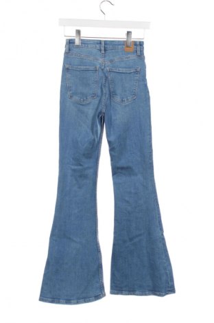 Damskie jeansy Bershka, Rozmiar XS, Kolor Niebieski, Cena 67,00 zł