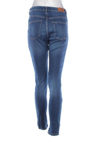 Blugi de femei Bershka, Mărime M, Culoare Albastru, Preț 100,99 Lei