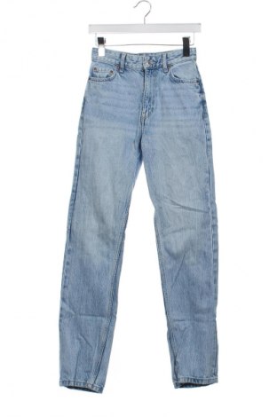 Damskie jeansy Bershka, Rozmiar XS, Kolor Niebieski, Cena 66,67 zł