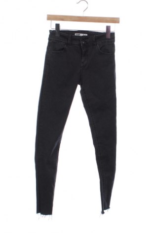 Γυναικείο Τζίν Bershka, Μέγεθος XS, Χρώμα Γκρί, Τιμή 15,00 €