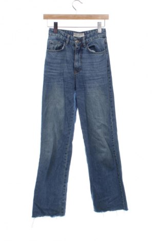Damskie jeansy Stradivarius, Rozmiar XS, Kolor Niebieski, Cena 66,67 zł