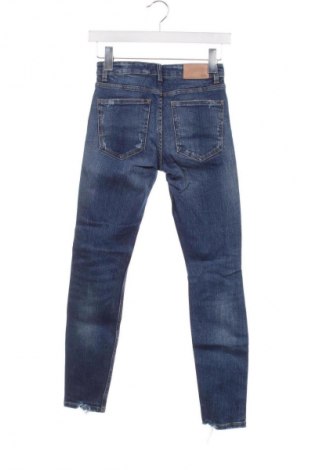 Damskie jeansy Zara, Rozmiar XS, Kolor Niebieski, Cena 62,07 zł