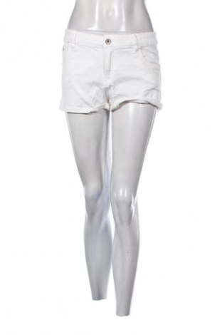 Damen Shorts Clockhouse, Größe M, Farbe Weiß, Preis 10,00 €