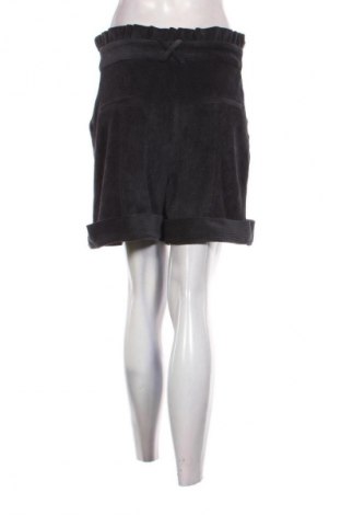 Pantaloni scurți de femei Naf Naf, Mărime M, Culoare Gri, Preț 89,00 Lei