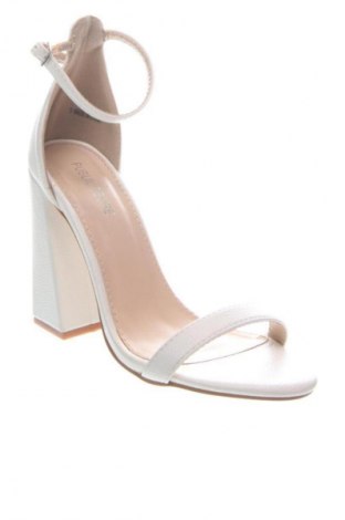 Dámske topánky  Public Desire, Veľkosť 38, Farba Biela, Cena  22,95 €