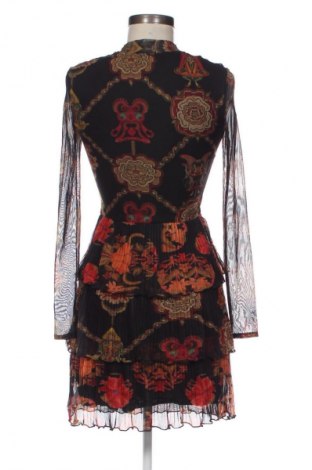 Рокля Desigual, Размер XS, Цвят Многоцветен, Цена 62,99 лв.
