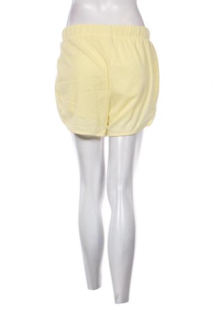 Pantaloni scurți de femei Bershka, Mărime L, Culoare Galben, Preț 28,55 Lei