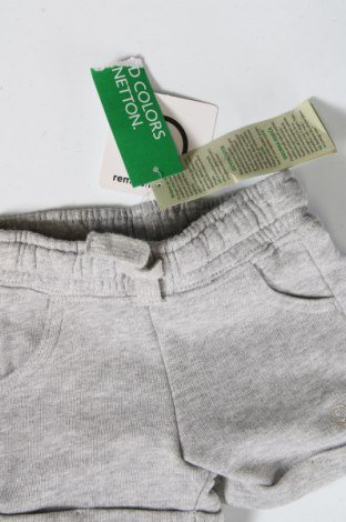 Detské krátke nohavice  United Colors Of Benetton, Veľkosť 2-3m/ 56-62 cm, Farba Sivá, Cena  3,42 €