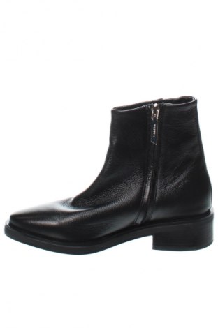 Botine de damă Calvin Klein, Mărime 37, Culoare Negru, Preț 1.253,99 Lei