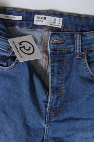 Damskie jeansy Bershka, Rozmiar S, Kolor Niebieski, Cena 67,41 zł