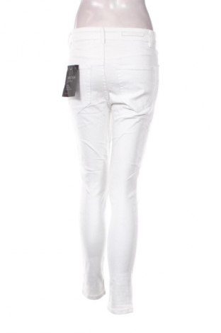 Damen Jeans Decjuba, Größe M, Farbe Weiß, Preis 18,49 €