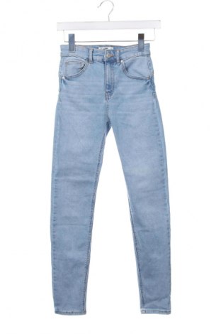 Damskie jeansy Pull&Bear, Rozmiar XS, Kolor Niebieski, Cena 40,99 zł