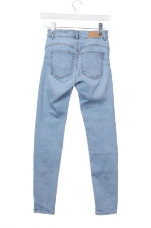 Damskie jeansy Pull&Bear, Rozmiar XS, Kolor Niebieski, Cena 40,99 zł