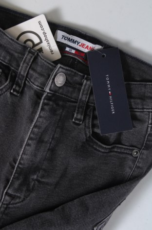 Дамски дънки Tommy Jeans, Размер XS, Цвят Сив, Цена 100,99 лв.