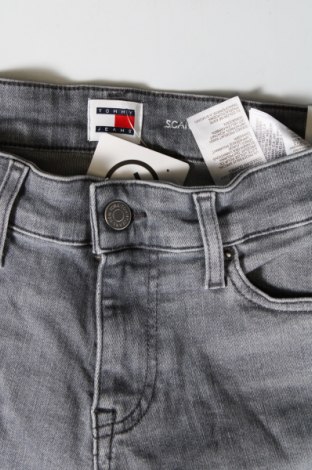 Дамски дънки Tommy Jeans, Размер M, Цвят Сив, Цена 118,99 лв.