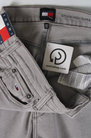 Dámske džínsy  Tommy Jeans, Veľkosť M, Farba Sivá, Cena  103,45 €