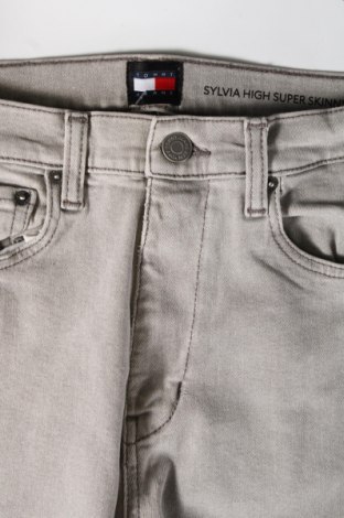 Γυναικείο Τζίν Tommy Jeans, Μέγεθος M, Χρώμα Γκρί, Τιμή 106,99 €