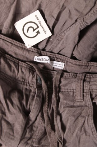 Damenhose Bershka, Größe M, Farbe Grün, Preis € 6,99