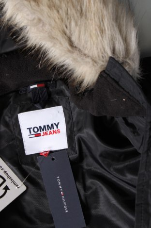 Дамско яке Tommy Jeans, Размер M, Цвят Черен, Цена 209,99 лв.