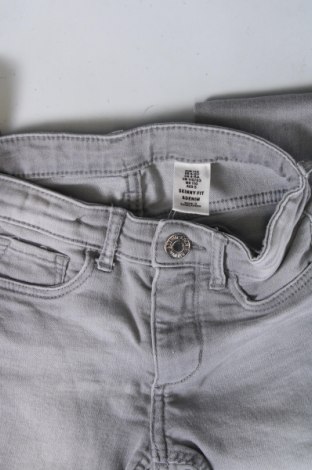 Dziecięce jeansy H&M, Rozmiar 4-5y/ 110-116 cm, Kolor Szary, Cena 45,99 zł