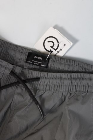 Pantaloni scurți de bărbați Bershka, Mărime M, Culoare Gri, Preț 44,99 Lei