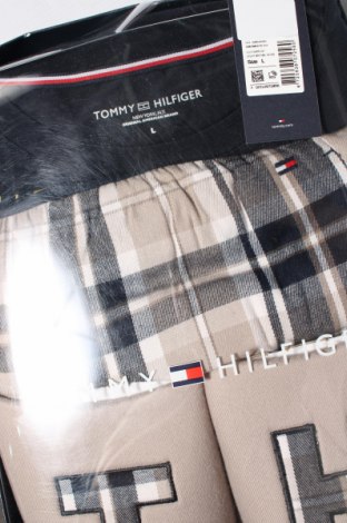 Piżama
 Tommy Hilfiger, Rozmiar L, Kolor Kolorowy, Cena 401,99 zł