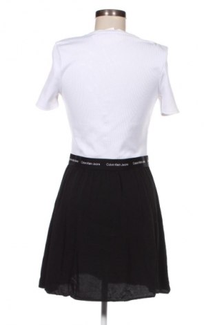 Рокля Calvin Klein Jeans, Размер L, Цвят Многоцветен, Цена 167,99 лв.