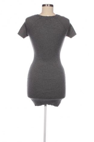 Kleid Wet Seal, Größe M, Farbe Grau, Preis 11,49 €