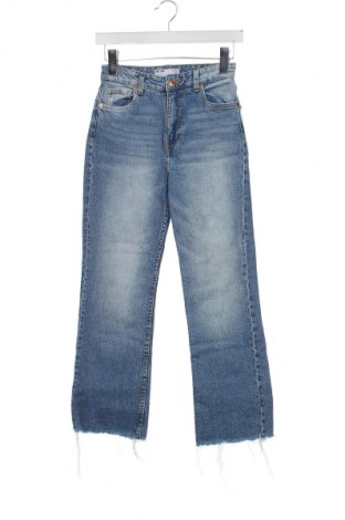Дамски дънки Bershka, Размер XS, Цвят Син, Цена 40,00 лв.