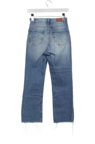 Дамски дънки Bershka, Размер XS, Цвят Син, Цена 40,00 лв.