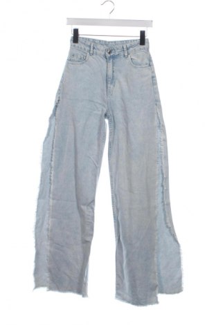 Damskie jeansy Bershka, Rozmiar XS, Kolor Niebieski, Cena 66,67 zł