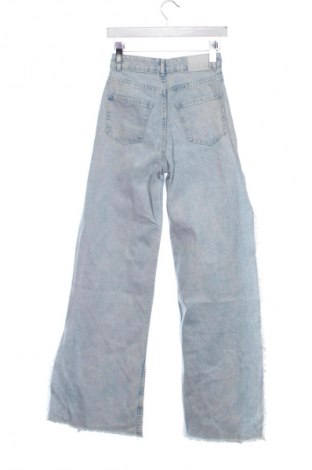 Damskie jeansy Bershka, Rozmiar XS, Kolor Niebieski, Cena 66,67 zł