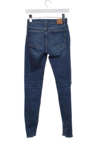 Damskie jeansy Bershka, Rozmiar XS, Kolor Niebieski, Cena 66,67 zł