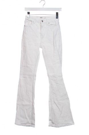 Damskie jeansy Bershka, Rozmiar XS, Kolor Biały, Cena 66,67 zł