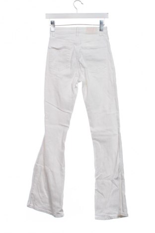 Damskie jeansy Bershka, Rozmiar XS, Kolor Biały, Cena 66,67 zł