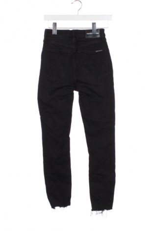 Дамски дънки Calvin Klein Jeans, Размер XS, Цвят Черен, Цена 65,99 лв.