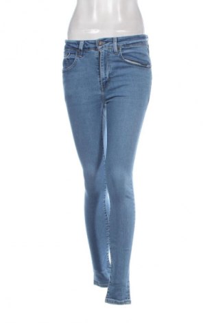 Дамски дънки Levi's, Размер S, Цвят Син, Цена 60,99 лв.