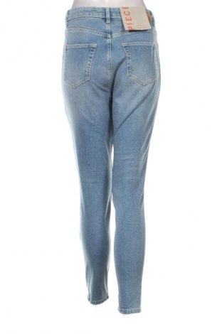 Blugi de femei Pieces, Mărime M, Culoare Albastru, Preț 202,63 Lei