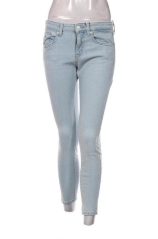 Дамски дънки Tommy Jeans, Размер M, Цвят Син, Цена 174,99 лв.
