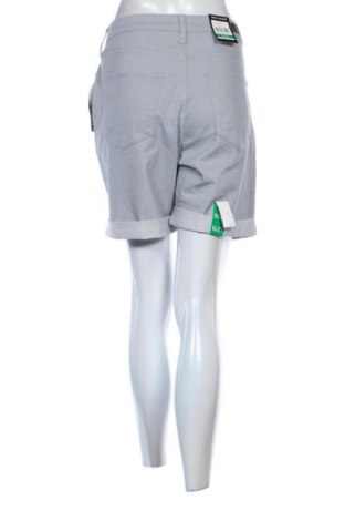 Pantaloni scurți de femei DKNY Jeans, Mărime L, Culoare Gri, Preț 535,00 Lei