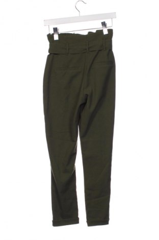 Damskie spodnie Bershka, Rozmiar XS, Kolor Zielony, Cena 67,41 zł