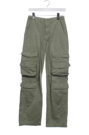 Damskie spodnie Pull&Bear, Rozmiar XS, Kolor Zielony, Cena 67,41 zł