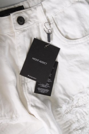 Дамски къс панталон NIGHT ADDICT, Размер XS, Цвят Бял, Цена 11,52 лв.