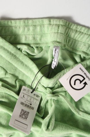 Дамски къс панталон Stradivarius, Размер L, Цвят Зелен, Цена 31,00 лв.