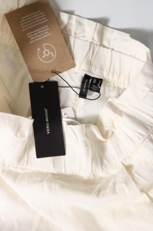 Damen Shorts Vero Moda, Größe S, Farbe Weiß, Preis 12,78 €