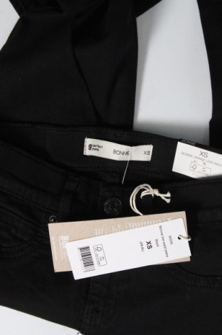 Damskie spodnie Perfect Jeans By Gina Tricot, Rozmiar XS, Kolor Czarny, Cena 30,23 zł