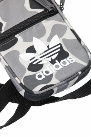 Дамска чанта Adidas Originals, Цвят Многоцветен, Цена 33,99 лв.